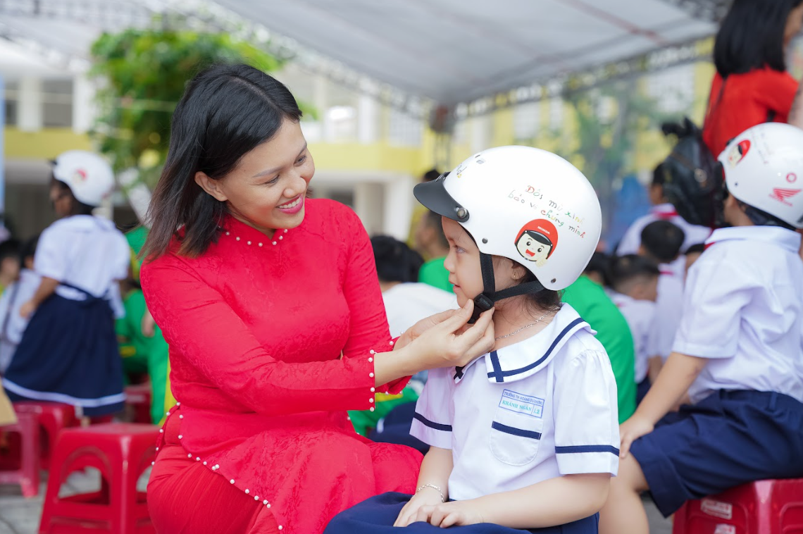 Honda Việt Nam phát động Chương trình  Trao tặng mũ bảo hiểm cho học sinh lớp Một khu vực miền Trung  năm học 2025 – 2026  “Đội mũ xinh bảo vệ chúng mình”